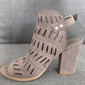 Christian Siriano Peep Toe Eyelet Sandals Size 6